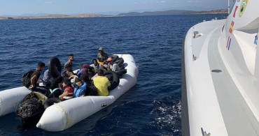 Balıkesir'de Türk Kara Sularına İtilen 32 Göçmen Kurtarıldı
