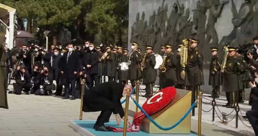 Başkan Erdoğan eğildi elleriyle düzeltti: Atatürk Anıtı'na çelenk bıraktı
