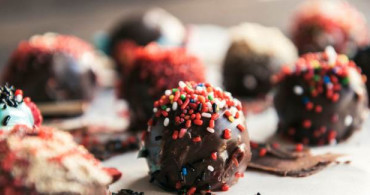 Bayatlayan Kekleri Değerlendirmenin En Lezzetli Yolu: Muzlu Çikolata Topları