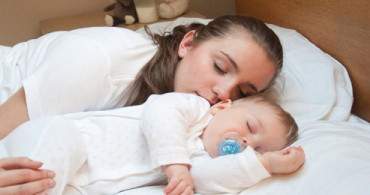 Bebeğinizi Yatağınızda Uyutmayın! Kolay Bebek Uyutma Yöntemleri Neler?