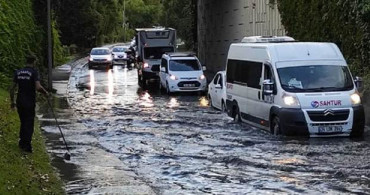 Beşiktaş'ta Yol Çöktü, Araç Çukura Düştü