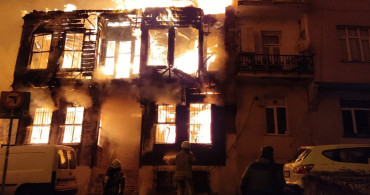 Beyoğlu'nda 2 Katlı Ahşap Binada Korkutan Yangın