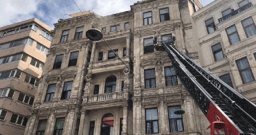 Beyoğlu'nda 5 Katlı Tarihi Otelde Yangın