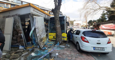 Beyoğlu'nda büyük faciaya ramak kaldı! İETT otobüsü Halk Ekmek büfesine daldı