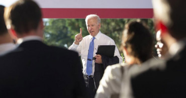 Biden'ın Yönlendirilme İddiaları: Talimat Kartlarıyla Yönetiliyor