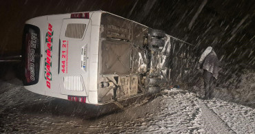 Bingöl'de yolcu otobüsü devrildi: Onlarca yaralı hastaneye kaldırıldı