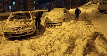 Bitlis'teki kar yağışı hayatı felç etti: Ev ve arabalar karın altında kayboldu