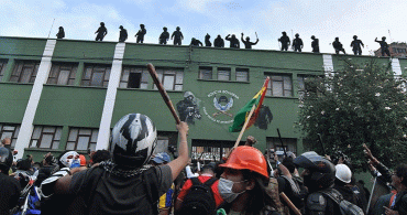 Bolivya'da Bazı Polisler Protestoculara Katıldı