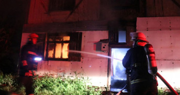 Bolu'da 2 Katlı Ahşap Evde Yangın Çıktı