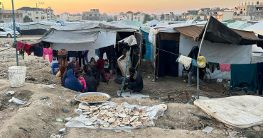 Bombalardan kaçan Gazzeli aileler çadırlarda yaşama tutunmaya çalışıyorlar!