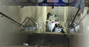 Bursa’da Akıl Almaz Kaza! Yoldan Çıkan Araç Metronun Alt Geçit Merdivenlerine Düştü