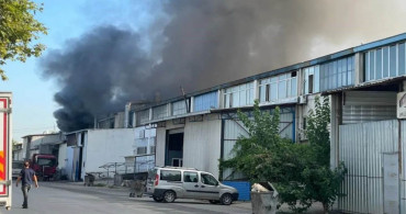 Bursa’da geri dönüşüm fabrikasında yangın: Dumanlar gökyüzünü siyaha bürüdü