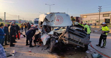 Bursa’da sporcu taşıyan minibüs kamyona çarptı: Olay yerinden acı haber geldi