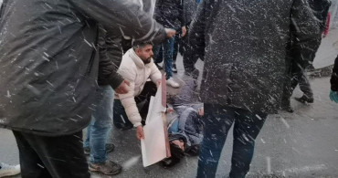 Bursa'da trafik kazası: Vatandaşlar yaralıyı kar yağışından kartonla korudu