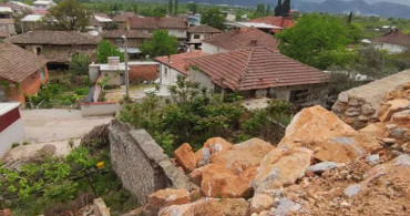 Bursa'da vatandaşlar korku dolu günler geçiriyor: Dev kayalar evin üzerinde!