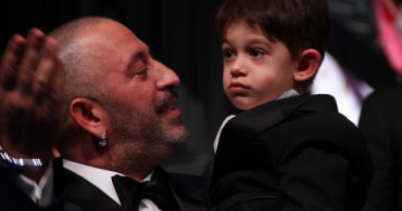 Cem Yılmaz'ın Oğlu Kemal'den Mansur Ark Performansı