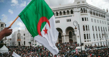 Cezayir'de Yeni Anayasa Konseyi Başkanı Göreve Atandı