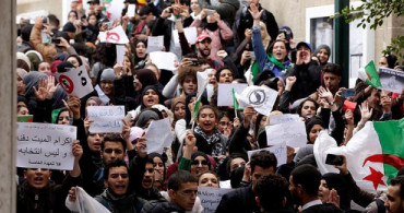 Cezayirliler Buteflika'dan Sonra Şimdi de 'Üç B Gitmeli' Sloganıyla Sokaklara İndi
