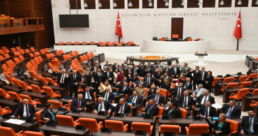 Yine şaşırtmadılar: CHP ve HDP grubu Meclis'teki oturma eyleminde yan yana