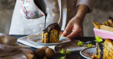 Çikolata Soslu Kek Nasıl Yapılır? Çikolata Soslu Kek Tarifi