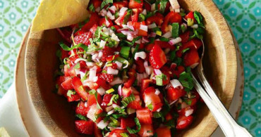 Çilek Salatası Nasıl Yapılır? Çilekli Salata Tarifi