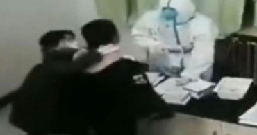 Çinli Hemşire Koronavirüs Testi Yaparken Dayak Yedi!