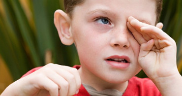 Çocuklarda Göz Çapaklanmasının Nedenleri Nedir? Belirtileri Nelerdir?