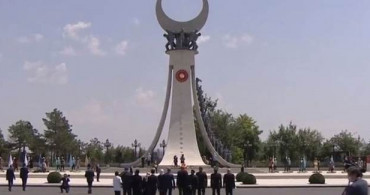 Cumhurbaşkanı Erdoğan 15 Temmuz Anıtı'na Çelenk Bıraktı