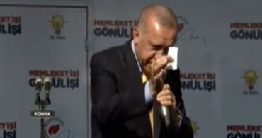 Cumhurbaşkanı Erdoğan Kendisine Uzatılan Nottaki Eksiği Gördü: Telefon Numarasını Alın