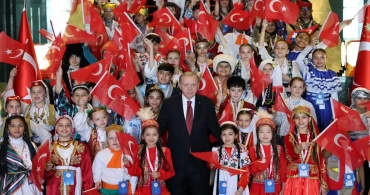 Cumhurbaşkanı Erdoğan, Türk Dünyası ve TRT Çocuk Şenliği konuklarıyla Cumhurbaşkanlığı Külliyesi'nde buluştu