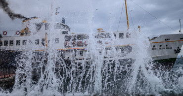 Deniz ulaşımına lodos engeli: Vapur seferleri iptal edildi