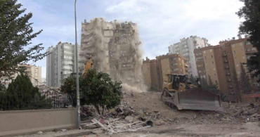 Depremde ağır hasar almıştı: Apartmanın yıkılış anı görüntülendi