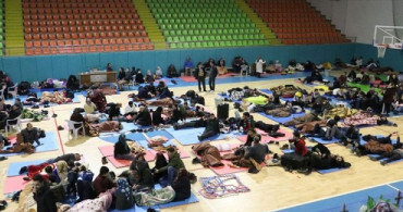 Depremden Etkilenen Bazı Elazığlılar Geceyi Spor Salonunda Geçirdi