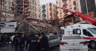 Depremle yıkılan binanın altından seslendi: Arkada kardeşim var