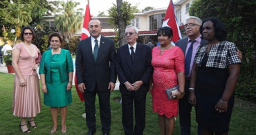 Dışişleri Bakanı Çavuşoğlu'ndan Kübalı Tarihçi Lea'ya Ödül