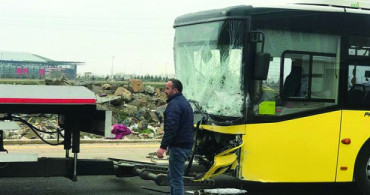 Diyarbakır'da Servis Minibüsü İle Belediye Otobüsü Çarpıştı; Onlarca Yaralı Var
