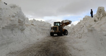 Doğu Anadolu’da Kardan Kapanan Yollar Ulaşıma Açıldı
