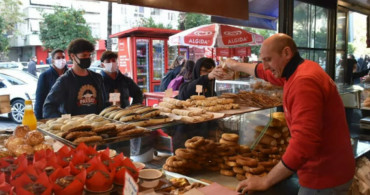 Doların Düşmesine Sevinen Esnaf Bedava Simit ve Poğaça Dağıttı