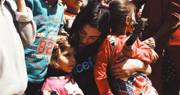 Dua Lipa, Lübnanlı Çocuklarla Halay Çekti