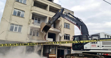 Düzce’de hasarlı binaların yıkımı sürüyor: Bakan Kurum çalışmaları yakından izledi