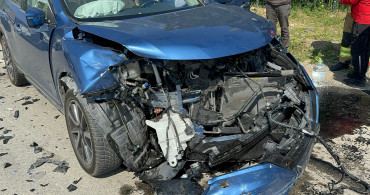 Düzce'de panik yaratan kaza: Araçların kafa kafaya çarpışması sonucu 2 kişi sıkıştı