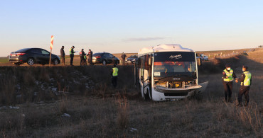Edirne'de Korkutan Kaza; Memurları Taşıyan Servis Minibüsünün Lastiği Patladı