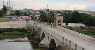 Edirne'de Tarihi Tunca Köprüsü Trafiğe Kapatıldı