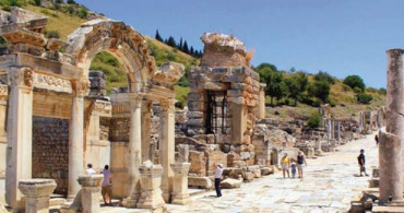 Efes’te Arkeolojik Kazılar Devam Ediyor