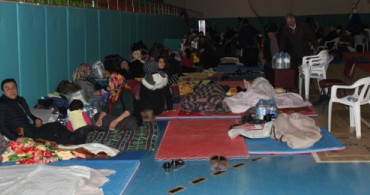  Elazığ’da Depremzedeler Geceyi Spor Salonunda Geçirdi