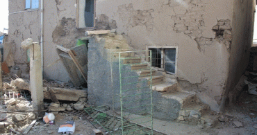 Elazığ'da Hasarlı Kerpiç Evin Balkonunun Yıkılmasıyla Bir Kişi Hayatını Kaybetti