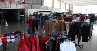 Elazığ'daki Depremzedeler İçin Ücretsiz Giyim Mağazası