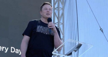 Elon Musk Arabada Oturan Yatırımcılarıyla Açık Havada Toplantı Yaptı