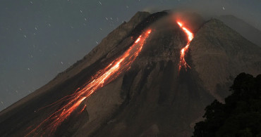 Endonezya yüksek alarmda: Ülkedeki Laki-Laki yanardağı patladı