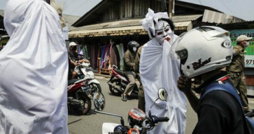 Endonezya'da Maske Takmayanlara Akıl Almaz Cezalar Uygulanıyor